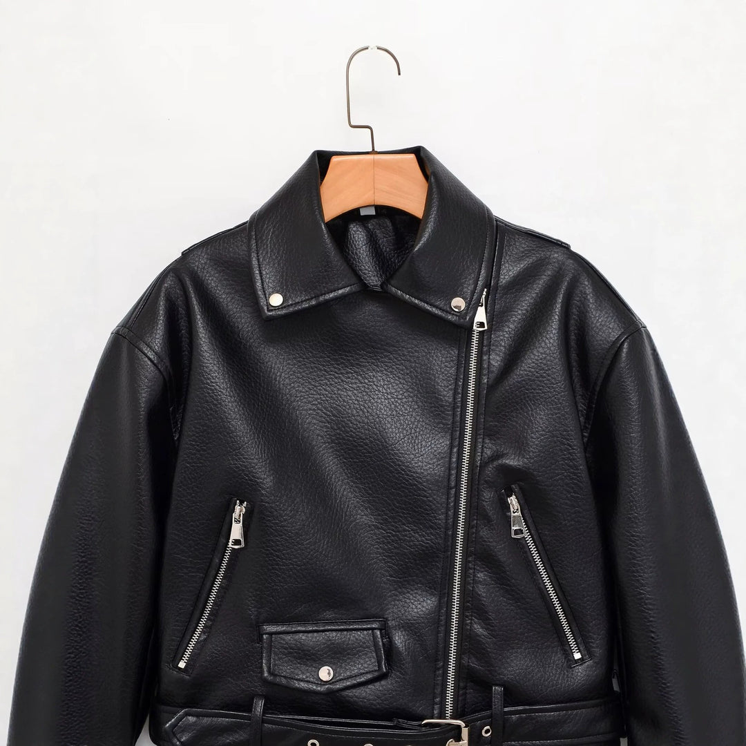 Damen Bikerjacke aus veganem Lederimitat mit asymmetrischem Reißverschluss und Taillengürtel Echoarchiv