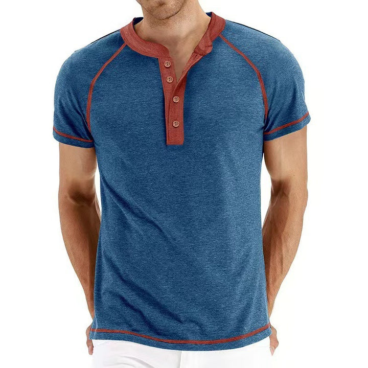 Herren modisches Henley-T-Shirt mit eleganter Knopfleiste und kontrastierenden Nähten Echoarchiv