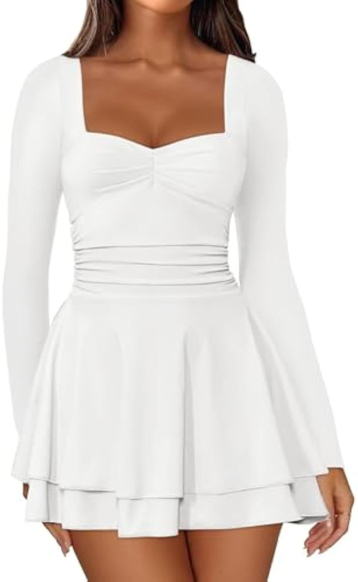 Damen Langarm-Minikleid mit quadratischem Ausschnitt, taillierter Raffung und zweilagigem Volantrock – Élara