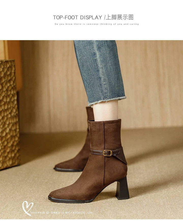 Damen elegante Veloursleder-Stiefelette mit mittlerem Blockabsatz und dekorativem Schnallenriemen – Varelle