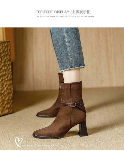 Damen elegante Veloursleder-Stiefelette mit mittlerem Blockabsatz und dekorativem Schnallenriemen – Varelle