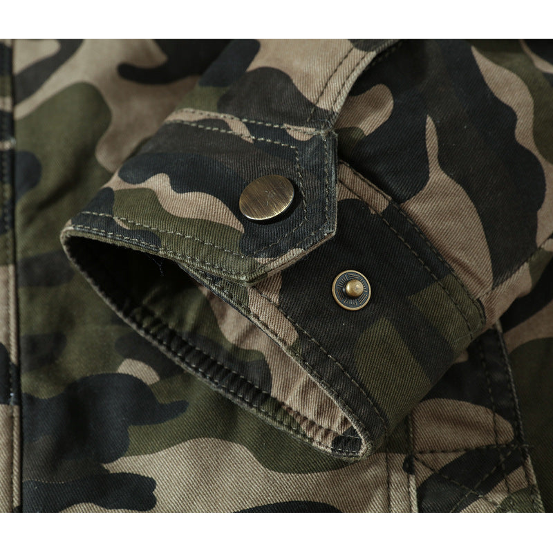 Herren Fieldjacke im Tarnmuster mit Teddyfleece‑Innenfutter, Mehrfachtaschen und Schulterklappen – Taviero