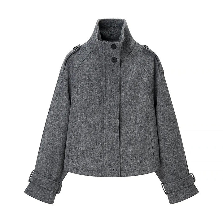 Damen kurze boxy Wollmixjacke mit hohem Stehkragen, Schulterpatten und verstellbaren Schnallenmanschetten – Célinea