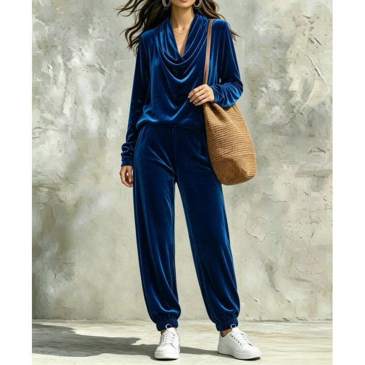 Damen Samt-Lounge-Set mit Wasserfallkragen und Jogger-Hose Echoarchiv