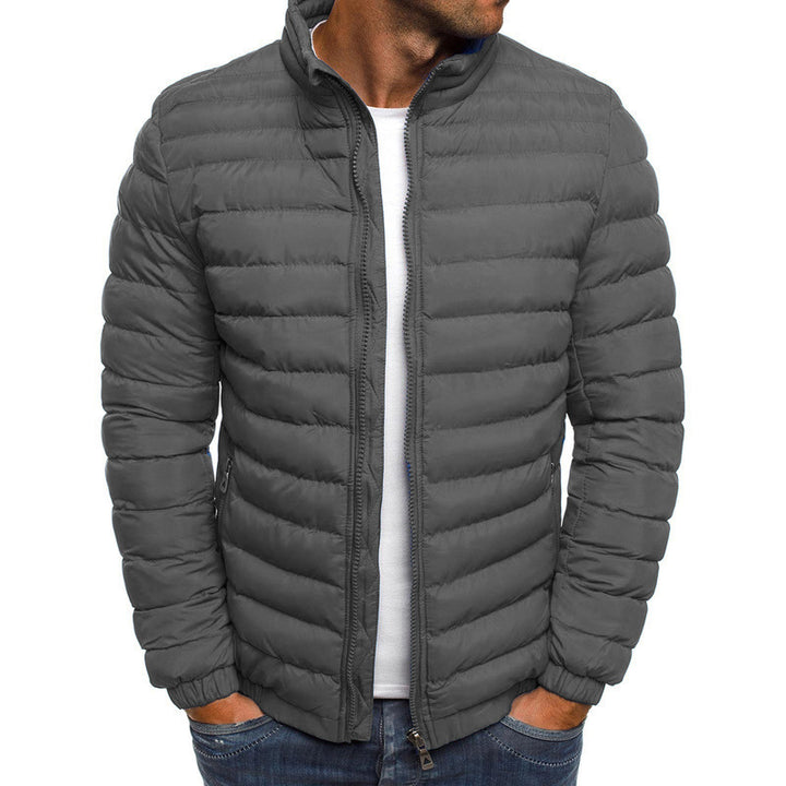 Herren Leichte Steppjacke mit hohem Kragen und seitlichen Reißverschlusstaschen Echoarchiv