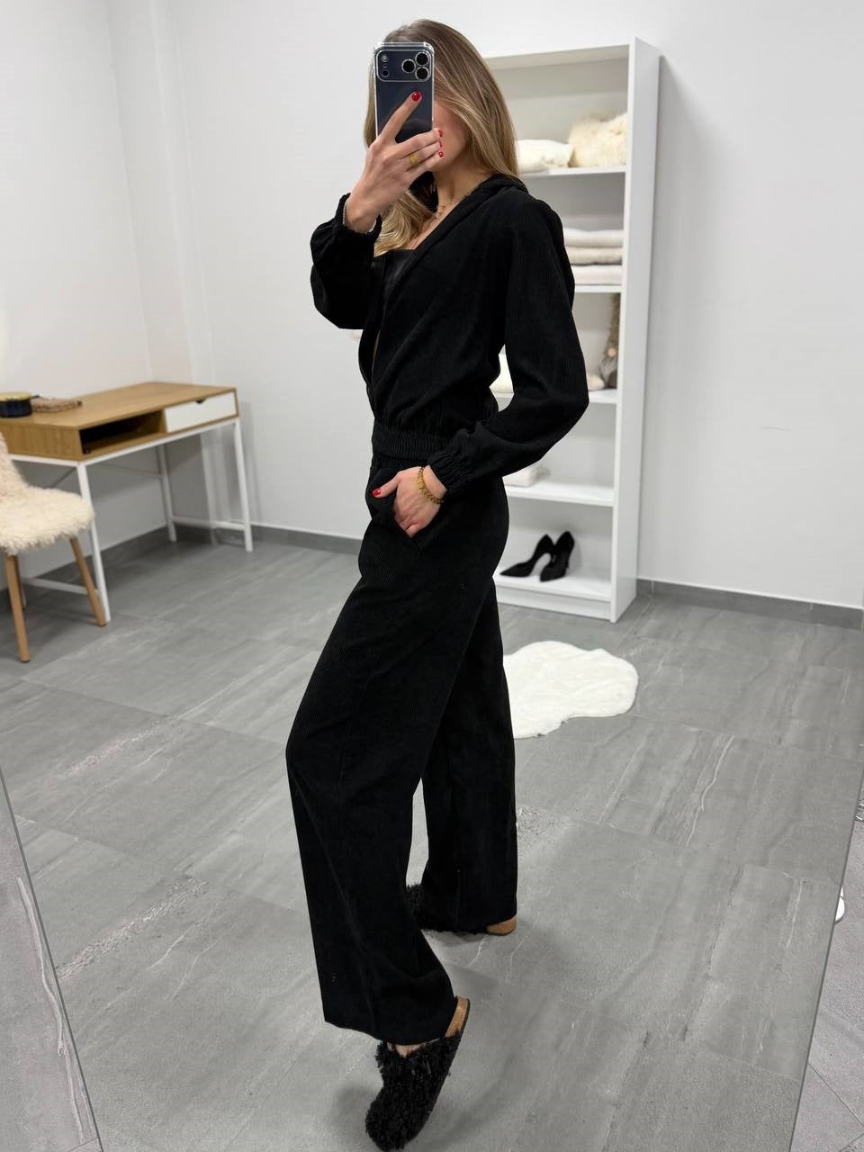 Damen weiches Cordvelours-Zweiteiler mit kurzer Kapuzenzipjacke und weiter Komforthose – Élanora