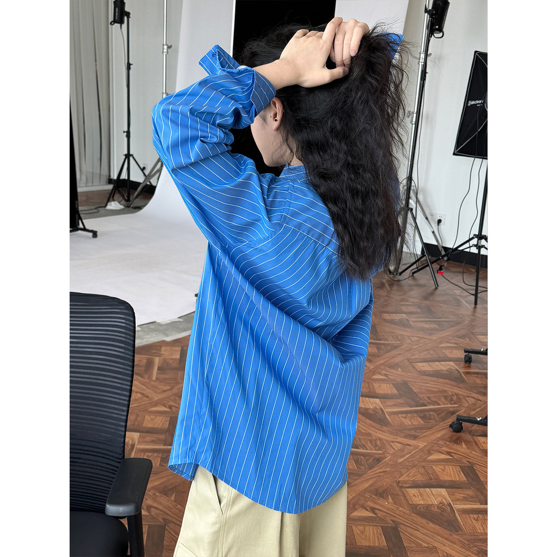 Damen Oversize-gestreifte Hemdbluse aus leichtem Viskose-Mix mit Brusttasche Echoarchiv