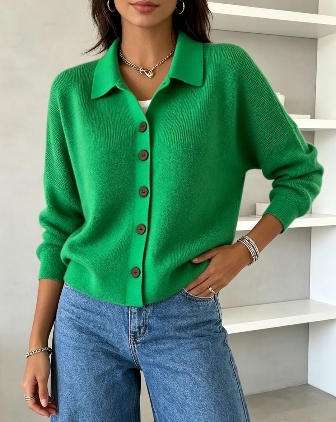 Damen Feinstrick-Cardigan mit Hemdkragen, entspannter Silhouette und Holzknöpfen – Veloura