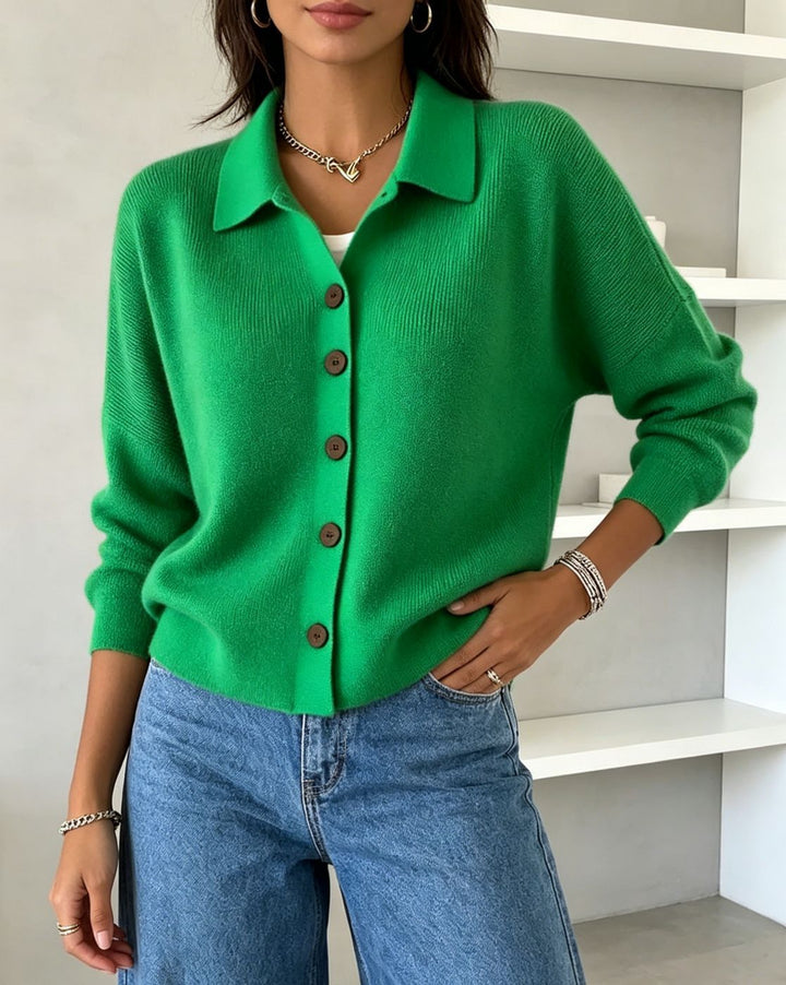Damen Feinstrick-Cardigan mit Hemdkragen, entspannter Silhouette und Holzknöpfen – Veloura