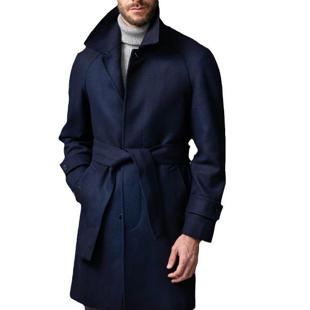 Herren eleganter Trenchcoat mit Taillengürtel und modernen Akzenten Echoarchiv