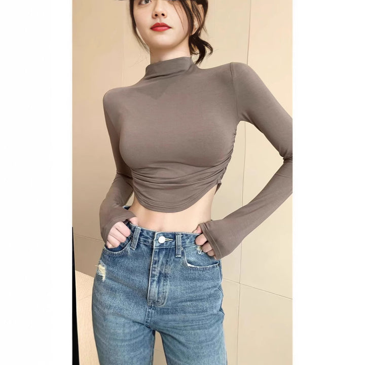 Damen Figurnahes Langarm-Cropped-Top mit Stehkragen, seitlicher Raffung und verlängerten Ärmeln – Orélia