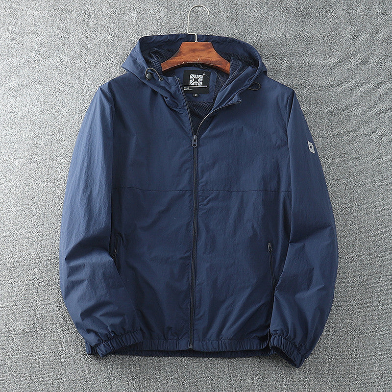 Herren leichte Windjacke mit verstellbarem Kapuzenkragen und atmungsaktiven Einsätzen Hedi-Mode