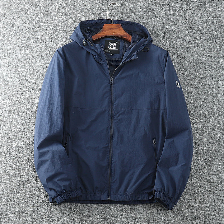 Herren leichte Windjacke mit verstellbarem Kapuzenkragen und atmungsaktiven Einsätzen Hedi-Mode