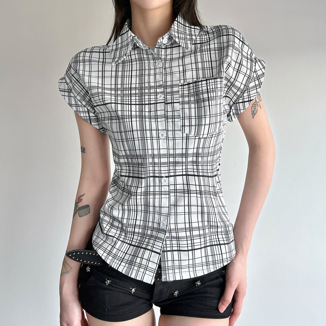 Damen Kurzarm-Karobluse mit tailliertem Schnitt und Knopfdetails Echo Archiv