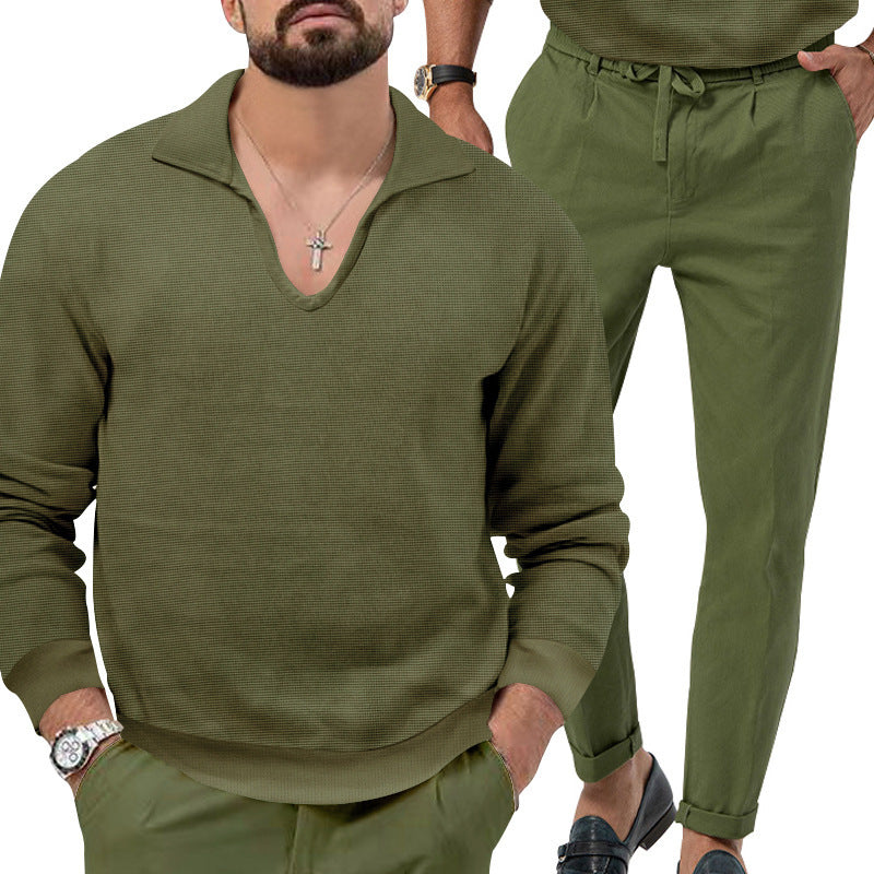 Herren gemütlicher Pullover mit V-Ausschnitt und eleganter Hosenkombination Echoarchiv