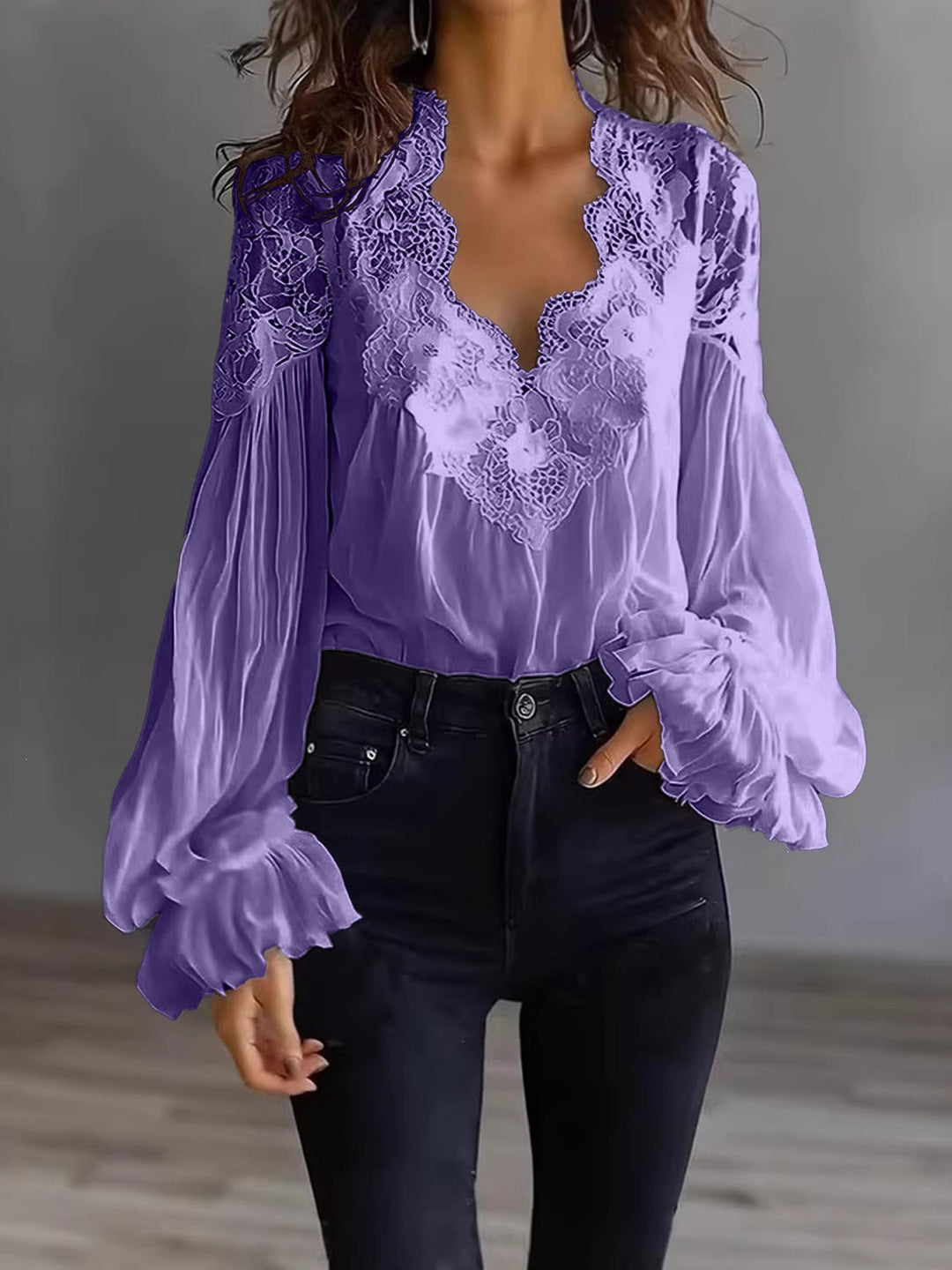 Damen Chiffon-Bluse mit Spitzen-V-Ausschnitt und weiten Plissee-Ärmeln Echo Archiv