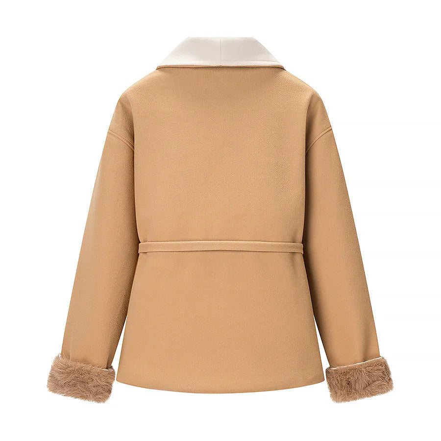 Damen taillierte Kurzjacke mit großzügigem Schalkragen, Bindegürtel und Kunstfellmanschetten – Célinea