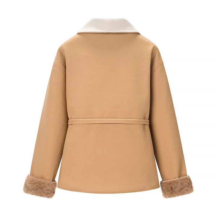 Damen taillierte Kurzjacke mit großzügigem Schalkragen, Bindegürtel und Kunstfellmanschetten – Célinea