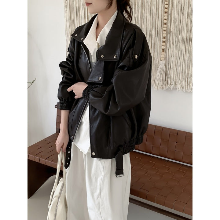 Damen Oversize Bikerjacke aus veganem Leder mit hohem Stehkragen und dekorativen Druckknöpfen Echoarchiv