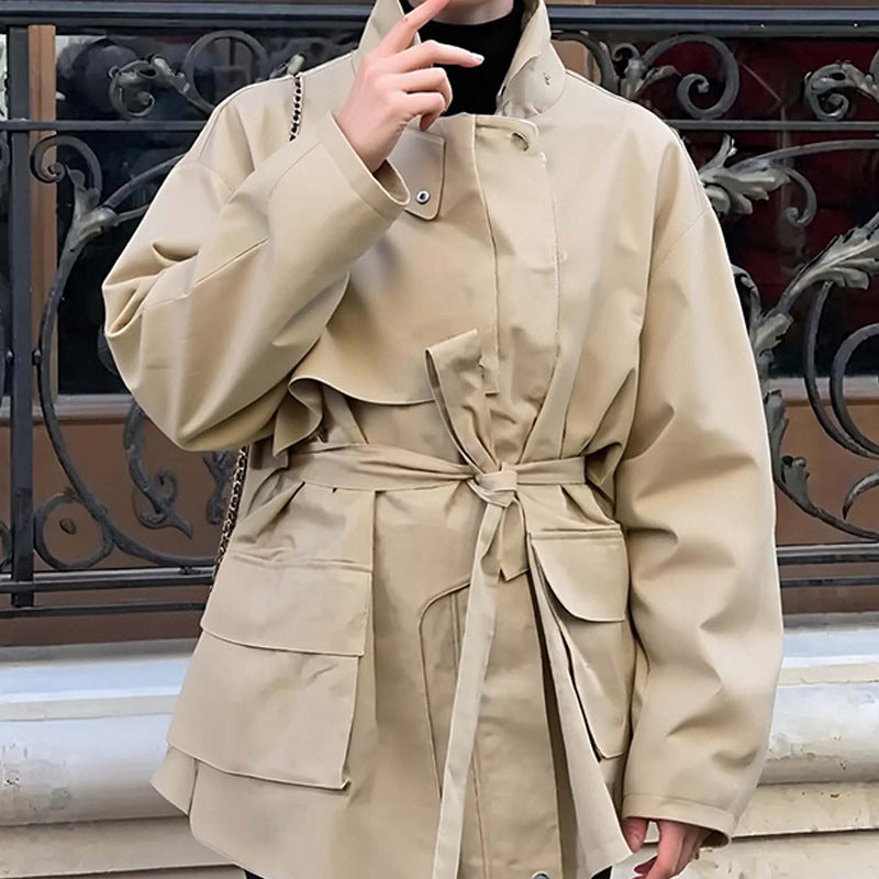 Damen Taillierte Übergangsjacke mit Stehkragen, Schultercape und Bindegürtel Echo Archiv