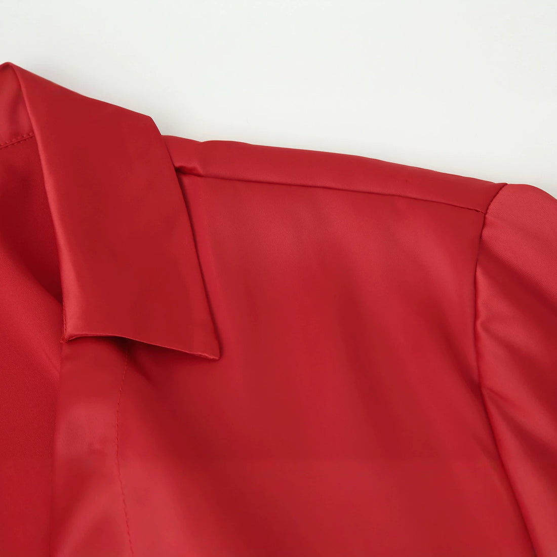 Damen Seidenglänzende Hemdbluse mit Bindegürtel und taillierendem Wickeldetail Echoarchiv