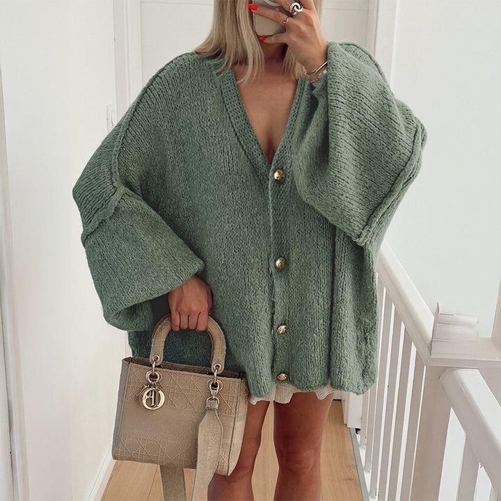 Damen nan Bouclé-Oversize-Cardigan mit tiefem V-Ausschnitt, Kimonoärmeln und goldenen Zierknöpfen Echo Archiv