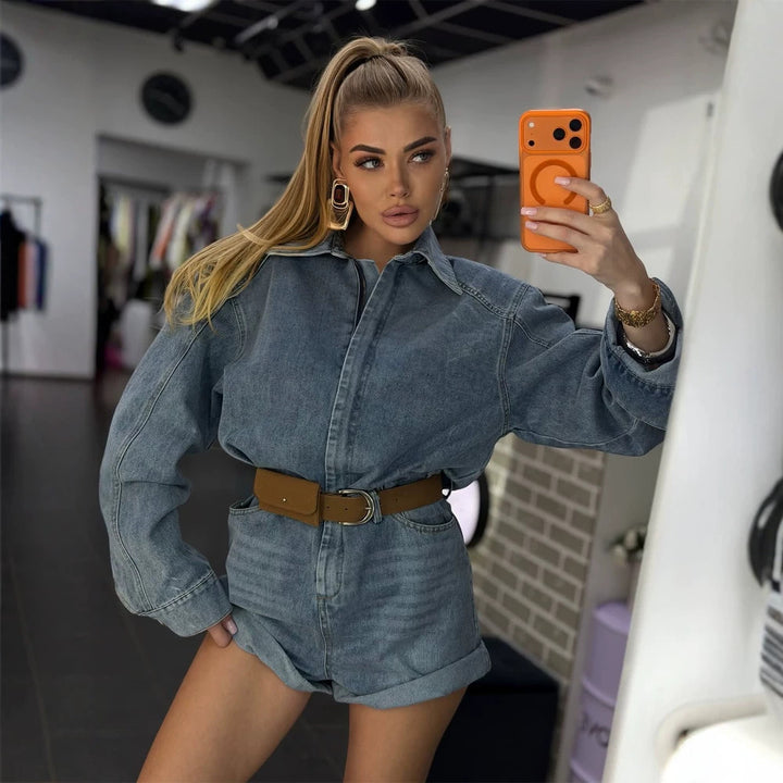 Damen Denim-Shorts-Overall mit kastigem Hemdoberteil und Taillengürtel Echoarchiv