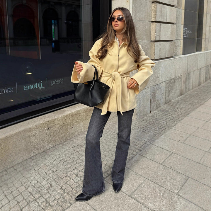 Damen Wollmix-Kurzjacke mit Bindegürtel, kastiger Silhouette und dezentem Revers Echoarchiv