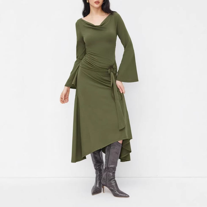Damen Asymmetrisches Midikleid mit Wasserfallkragen, Glockenärmeln und seitlichem Ringdetail – Élara