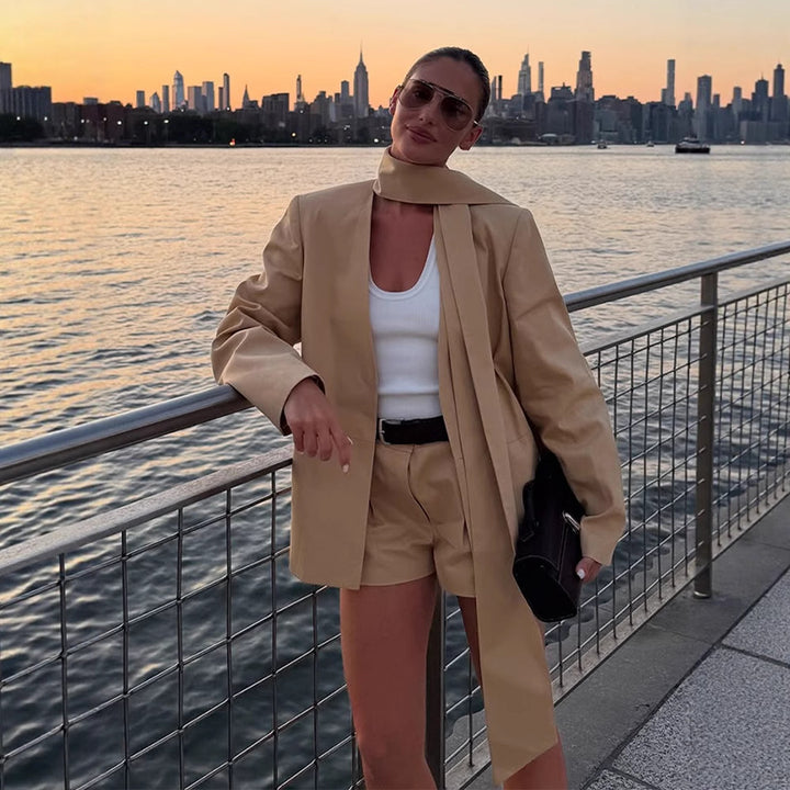 Damen Zweiteiliges Blazer-Set mit langem Schalkragen und hochtaillierten Shorts Echoarchiv