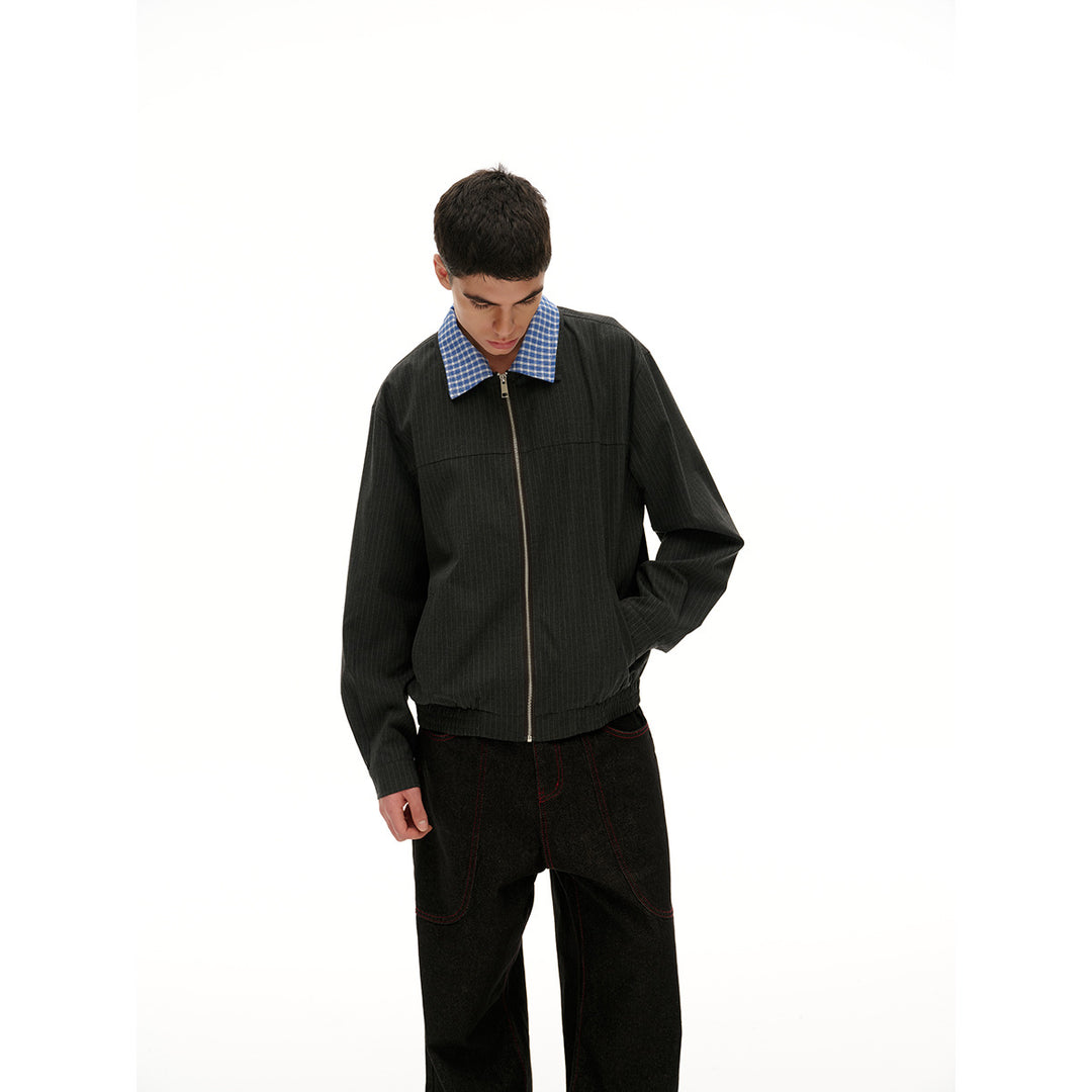 Unisex Kurz geschnittene Nadelstreifen‑Blousonjacke mit kontrastierendem Hemdkragen und durchgehendem Reißverschluss Echoarchiv