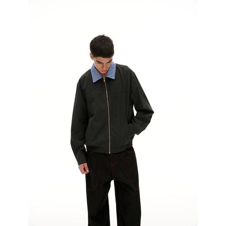 Unisex Kurz geschnittene Nadelstreifen‑Blousonjacke mit kontrastierendem Hemdkragen und durchgehendem Reißverschluss Echoarchiv
