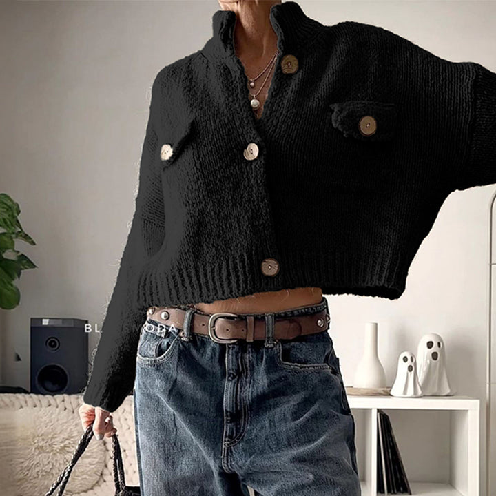 Damen kuschelige Strickjacke mit Holzknöpfen und Brustklappe – Veloura