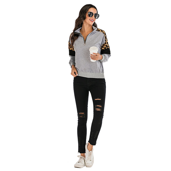 Damen Sweatshirt mit Stehkragen, halbem Reißverschluss & Leo-Detail – Mavelle
