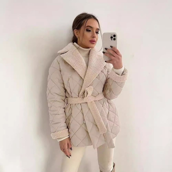Damen Steppjacke mit Teddy-Futter Taillengürtel und großem Schalkragen Echoarchiv