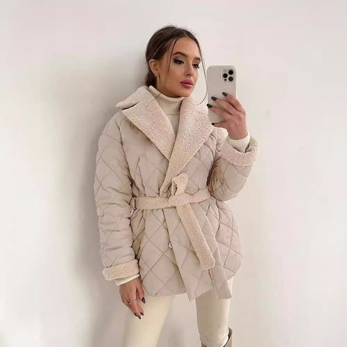 Damen Steppjacke mit Teddy-Futter Taillengürtel und großem Schalkragen Echoarchiv