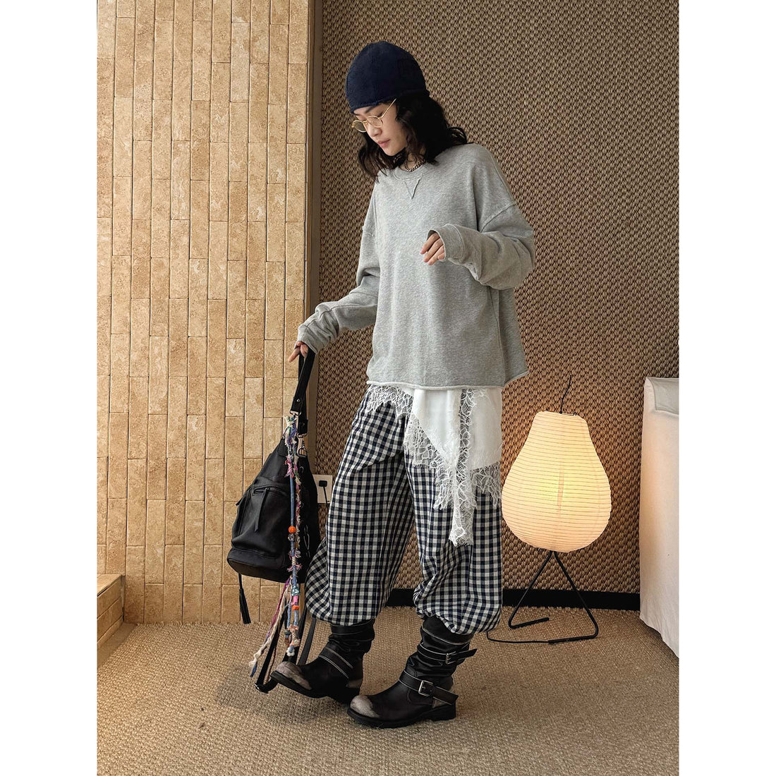 Damen Oversized-Sweatshirt aus weichem Sweatstoff mit roher Kante und V-Ziernaht Echoarchiv