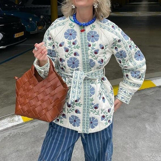 Damen Stickjacke mit folklorischer Blumenstickerei, Knopfleiste und lockerer Passform Echo Archiv