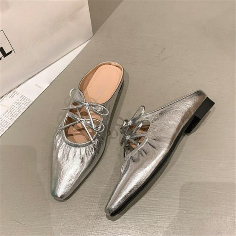 Damen Spitz zulaufende Metallic-Mules mit gerafftem Vorderblatt und Zierband‑Schnürung – Lioré