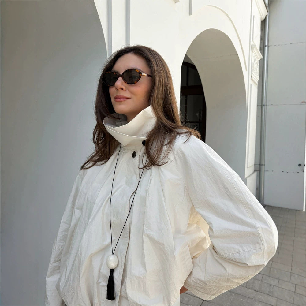 Damen Kurzjacke mit hohem Stehkragen, geraffter Schulterpartie und elastischem Saum Echoarchiv