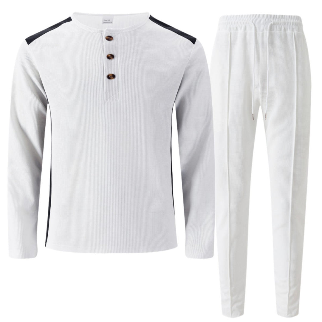 Herren Freizeitanzug mit elegantem Henley-Oberteil und komfortablen Jogginghosen Echoarchiv