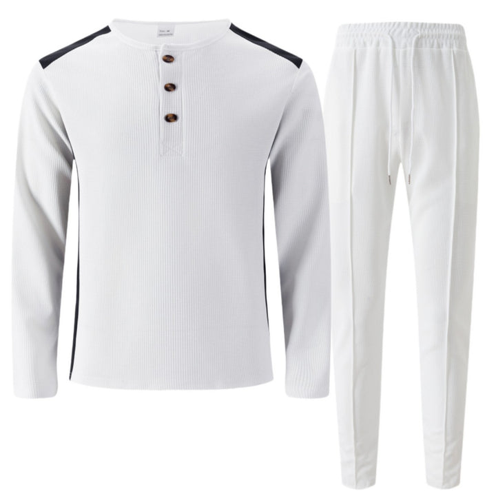 Herren Freizeitanzug mit elegantem Henley-Oberteil und komfortablen Jogginghosen Echoarchiv