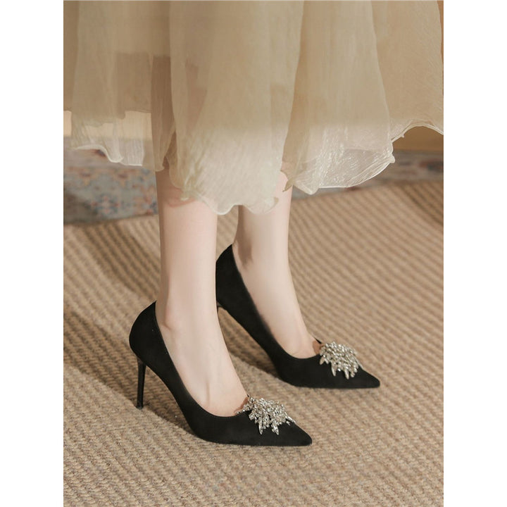 Damen spitz zulaufende Samt‑Pumps mit hohem Stiletto und Kristallbrosche Echo Archiv