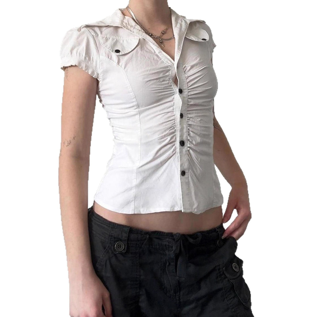 Damen figurbetontes Blusenshirt mit eleganten Rüschendetails und Knopfverschluss Echo Archiv