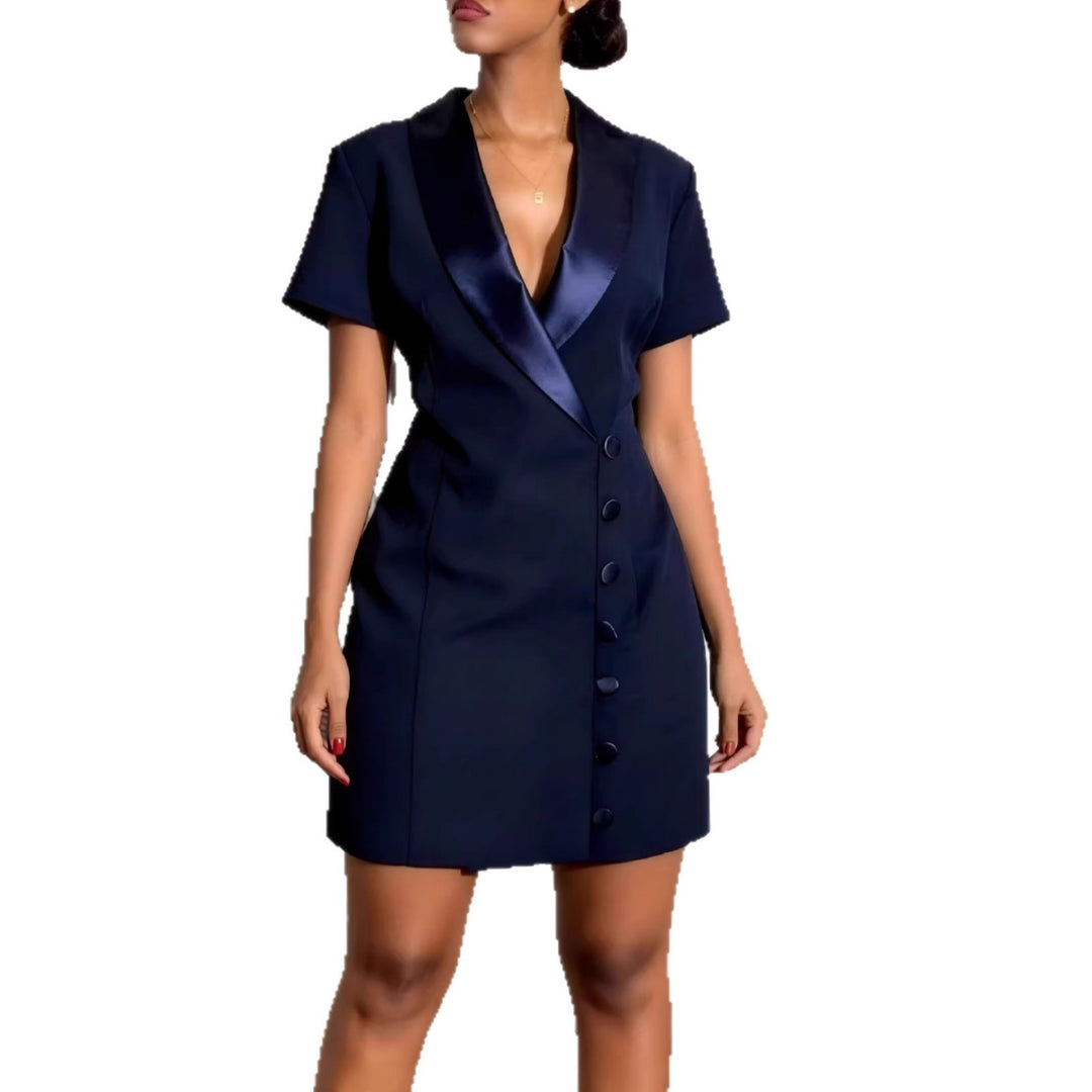 Damen Etuikleid mit schickem Satin-Kragen und modernen Knopfdetails Echo Archiv
