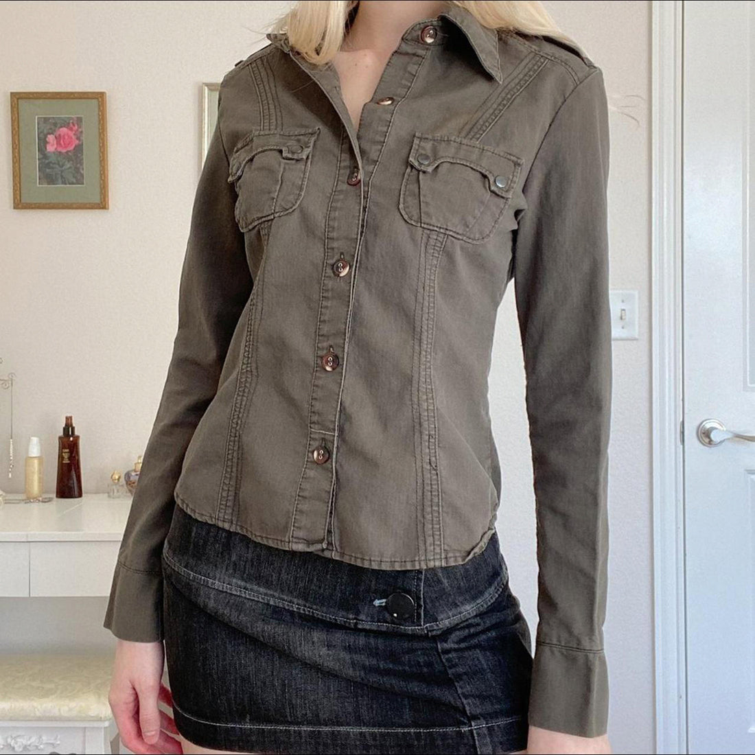 Damen Taillierte Hemdjacke mit Brusttaschen und markanter Nahtführung – Célinea