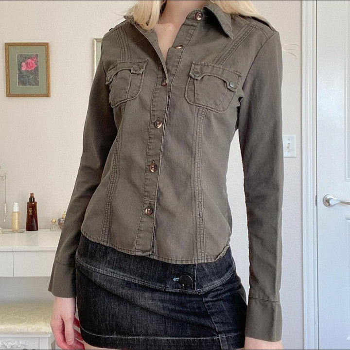 Damen Taillierte Hemdjacke mit Brusttaschen und markanter Nahtführung – Célinea