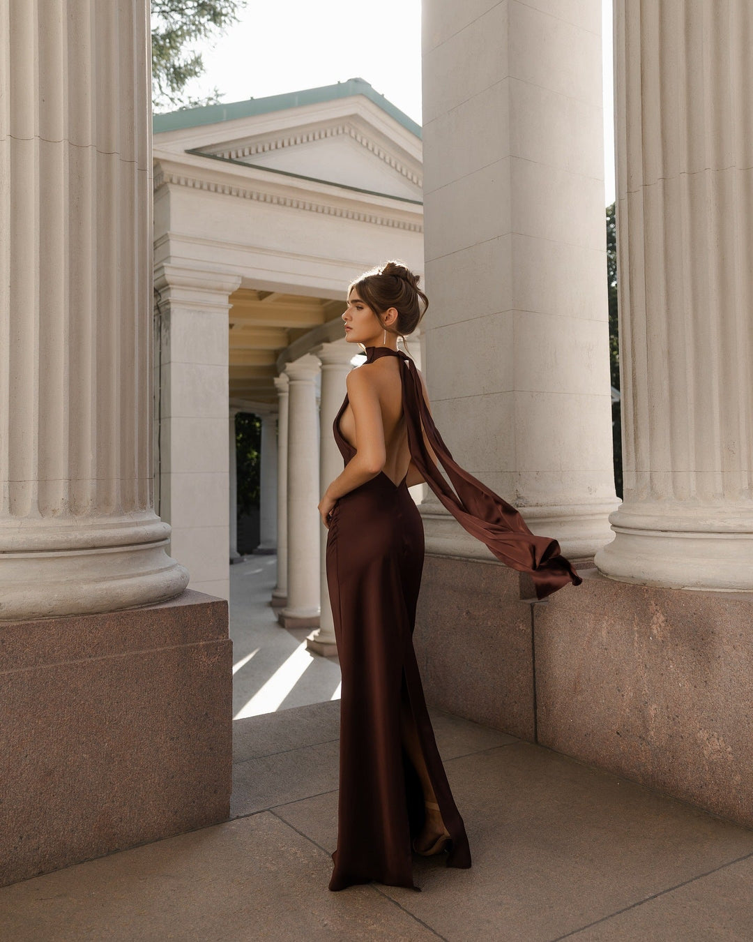 Damen Abendkleid mit elegantem Rückenausschnitt und fließendem Stoff Echoarchiv