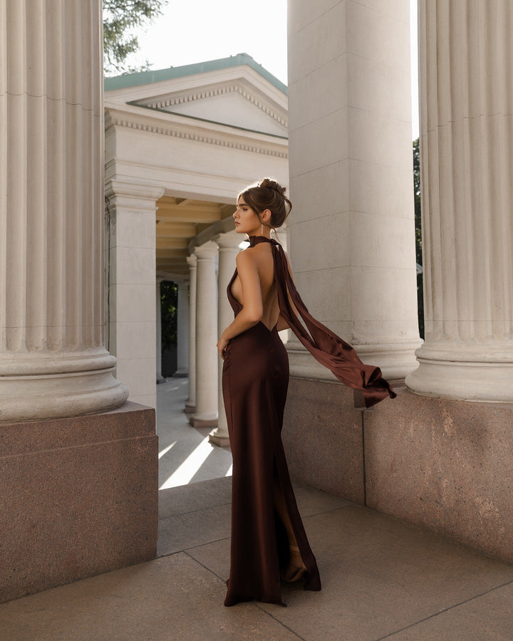 Damen Abendkleid mit elegantem Rückenausschnitt und fließendem Stoff Echoarchiv