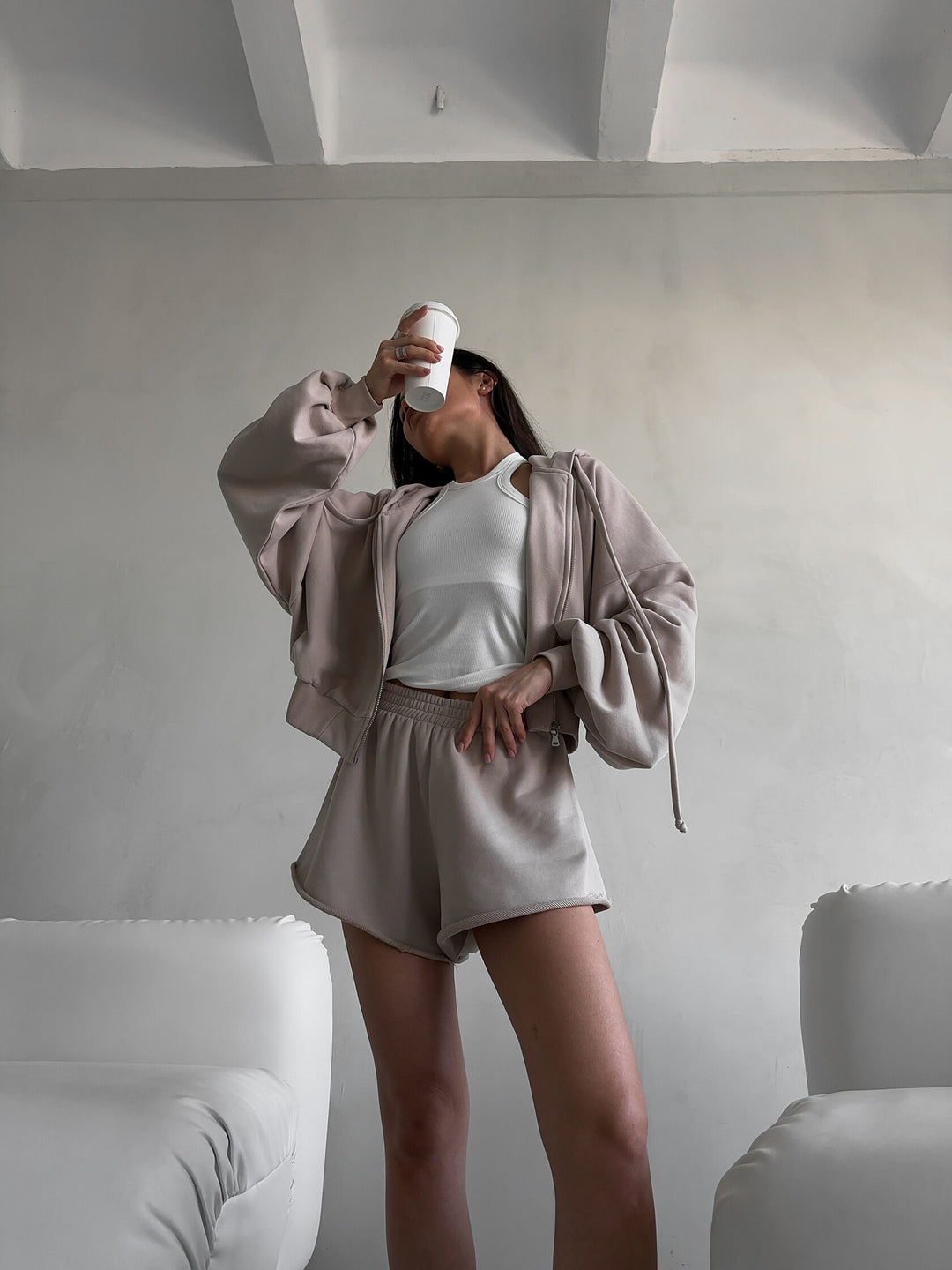 Damen oversized Cropped-Zip-Hoodie mit voluminösen Ballonärmeln und elastischer High‑Waist Loungeboxer-Shorts – Auréline